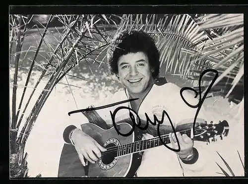 AK Musiker Tony Marshall mit Gitarre, original Autograph