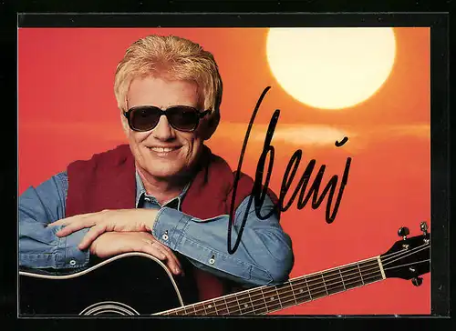 AK Musiker Heino mit Gitarre bei Sonnenuntergang, original Autograph