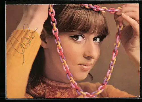 AK Musikerin Marion mit bunter Kette, original Autograph