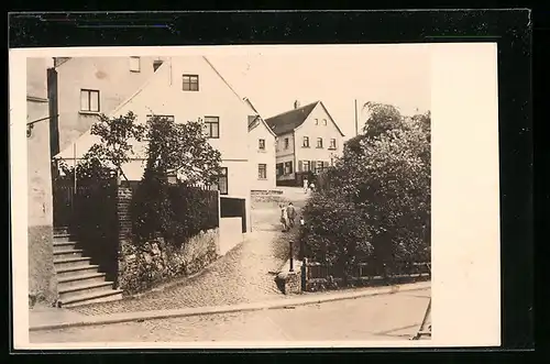 AK Meerane /Sachsen, Strassenpartie mit Häusern im Ort