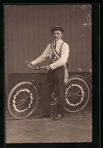 Foto-AK Fahrradfahrer mit seinem verzierten Fahrrad