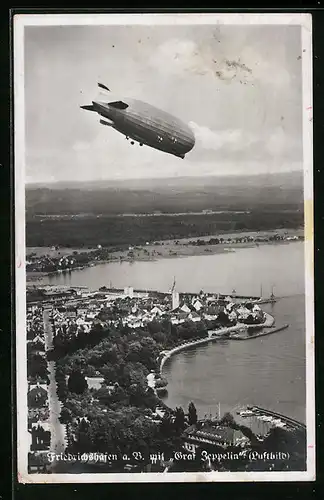 AK Friedrichshafen a. B., Fliegeraufnahme des Luftschiff LZ 127 Graf Zeppelin über der Stadt
