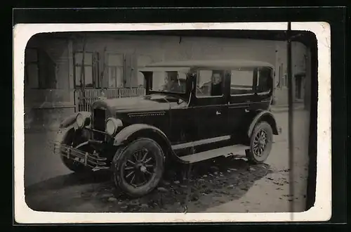 Foto-AK Zwei Männer in parkendem Chevrolet-Auto