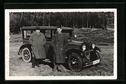 Foto-AK Zwei Männer vor Adler-Automobil