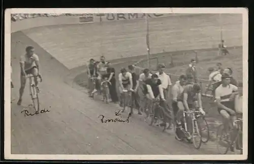 AK Aufstellung der Radsportler auf einer Radrennbahn