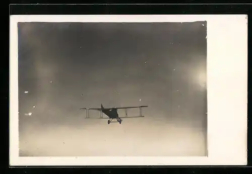 Foto-AK Doppeldecker-Flugzeug in der Luft