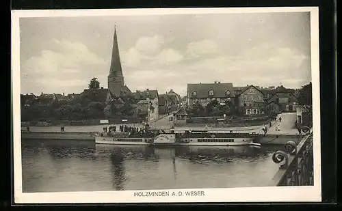 AK Holzminden a. d. Weser, Dampfer am Ufer der Stadt