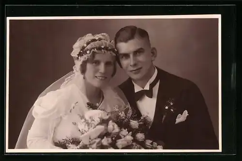 Foto-AK Junges Brautpaar in hübscher Hochzeitskleidung mit Blumenstrauss