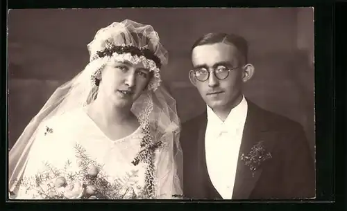Foto-AK Junges Brautpaar in hübscher Hochzeitskleidung