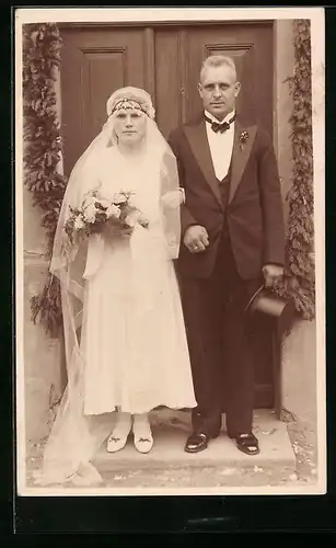 Foto-AK Bürgerliches Paar bei seiner Hochzeit