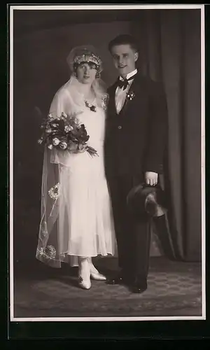 Foto-AK Junges Brautpaar bei seiner Hochzeit