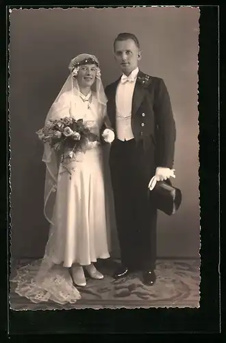 Foto-AK Junges Paar in hübscher Hochzeitskleidung