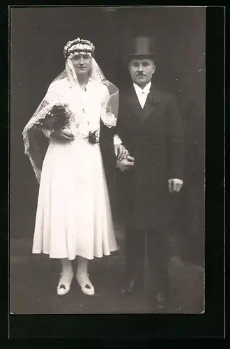 Foto-AK Bürgerliches Paar in Hochzeitskleidung mit Blumen