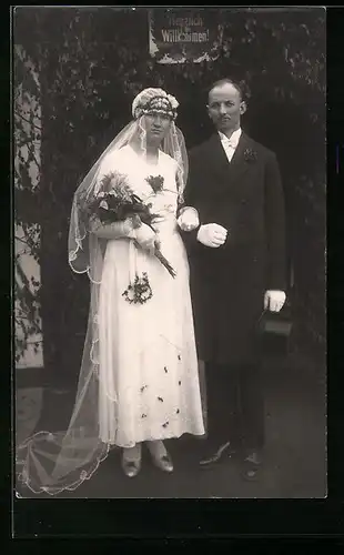 Foto-AK Paar in Hochzeitskleidung mit Blumen
