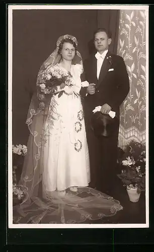 Foto-AK Bürgerliches Paar bei seiner Hochzeit mit Blumen