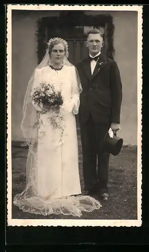 Foto-AK Hochzeitspaar in hübscher Kleidung mit Blumen