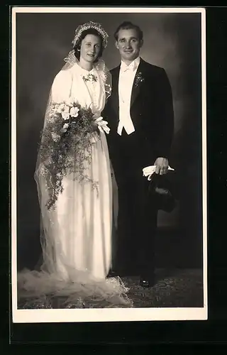 Foto-AK Brautpaar in hübscher Kleidung mit Blumen