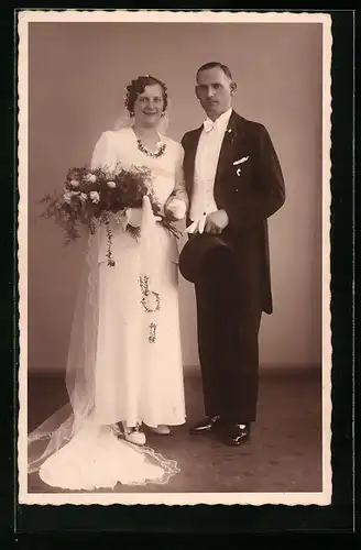 Foto-AK Brautpaar in hübscher Kleidung mit Blumen