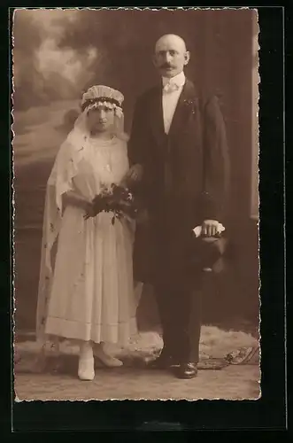 Foto-AK Bürgerliches Paar in Hochzeitskleidung mit Schleier