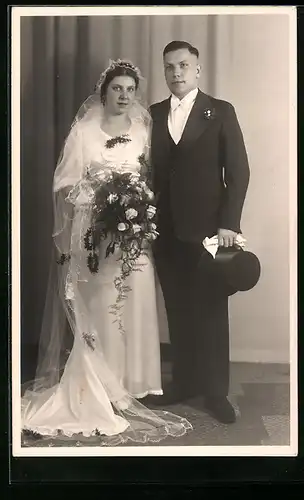 Foto-AK Bürgerliches Paar in Hochzeitskleidung mit Schleier