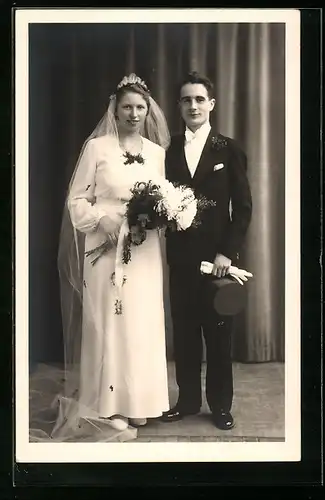 Foto-AK Junges Paar in hübscher Hochzeitskleidung mit Schleier