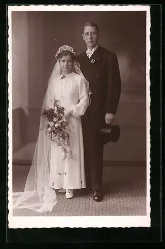 Foto-AK Brautpaar in Hochzeitskleidung mit Schleier