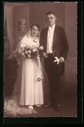 Foto-AK Brautpaar in Hochzeitskleidung mit Blumenstrauss