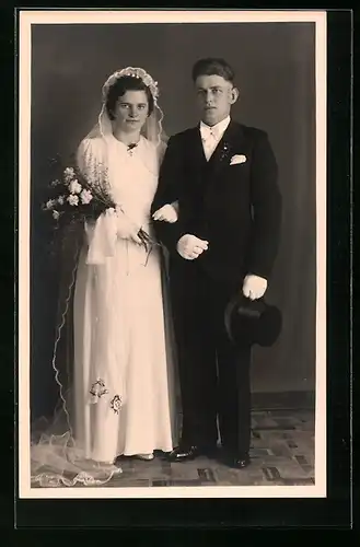 Foto-AK Dame und Herr in Hochzeitskleidung mit Blumenstrauss