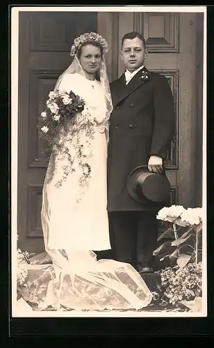 Foto-AK Paar bei seiner Hochzeit mit Blumenstrauss