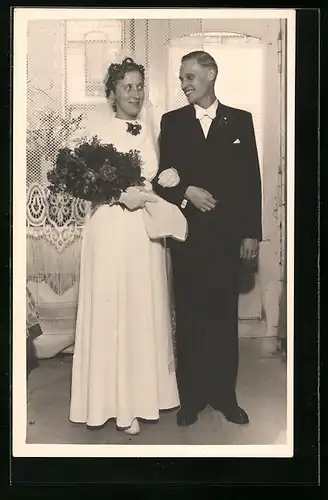 Foto-AK Paar bei seiner Hochzeit mit Blumenstrauss