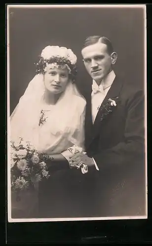 Foto-AK Junges Paar in hübscher Hochzeitskleidung