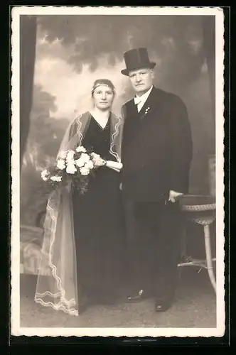 Foto-AK Bürgerliches Paar in hübscher Kleidung bei seiner Hochzeit