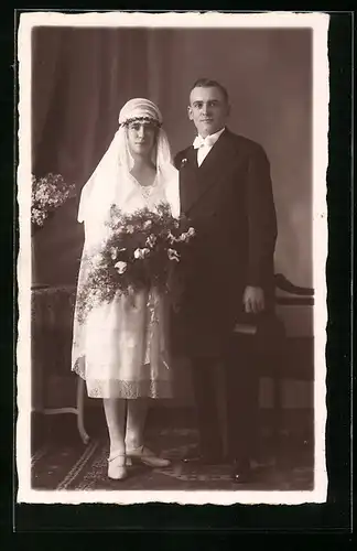 Foto-AK Bürgerliches Paar in Hochzeitskleidung mit Blumenstrauss