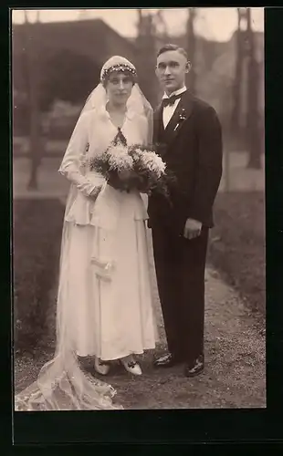 Foto-AK Junges Paar in Hochzeitskleidung mit Blumen