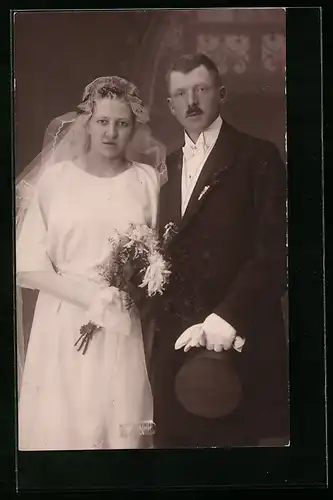 Foto-AK Bürgerliches Paar in Hochzeitskleidung