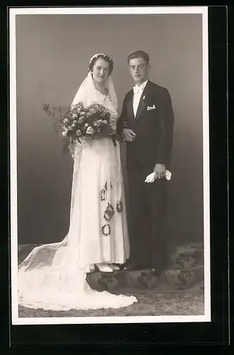 AK Junges Paar in Hochzeitskleidung mit Blumenstrauss