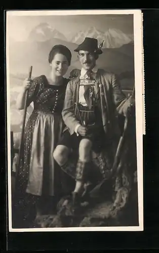 Foto-AK Junges Paar in bayerischer Tracht in Studiokulisse