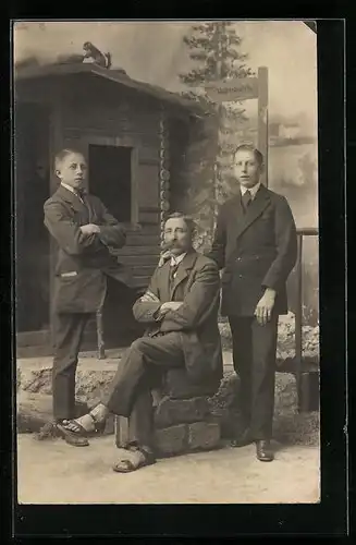 Foto-AK Vater mit seinen Söhnen im Anzug in einer Studiokulisse