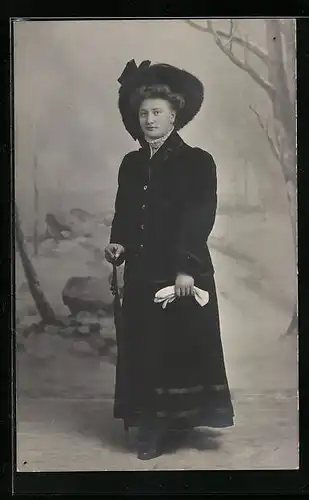 Foto-AK Dame im Pelzmantel mit Hut in einer Studiokulisse