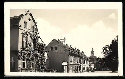 AK Podborany, Strassenpartie mit Kirche