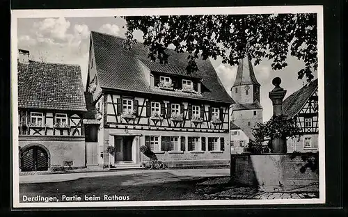 AK Derdingen, Partie beim Rathaus mit Brunnen und Kirche