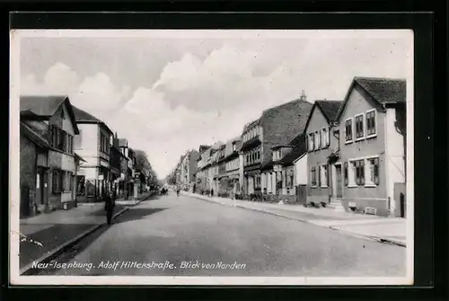 AK Neu-Isenburg, strasse mit Geschäften, Blick von Norden