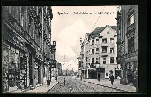 AK Berlin-Spandau, Bahnhofstrasse und Stresowplatz mit Geschäften