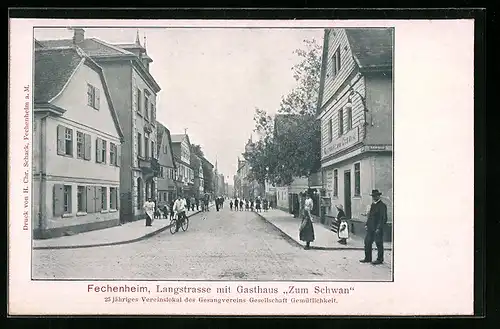 AK Frankfurt-Fechenheim, Langstrasse mit Gasthaus Zum Schwan und Passanten