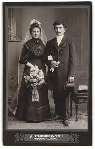 Fotografie Alfred Richter, Radebeul, Hochzeit, Brautpaar dunkel gekleidet, Braut mit Brautstrauss & Schleier