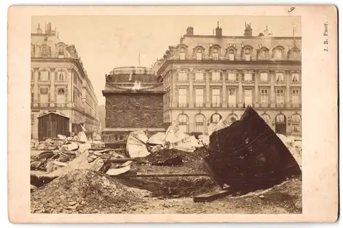 Fotografie J. R. Phot., Ansicht Paris, Trümmerfeld nach dem Einsturz der Colonne Vendome 1871