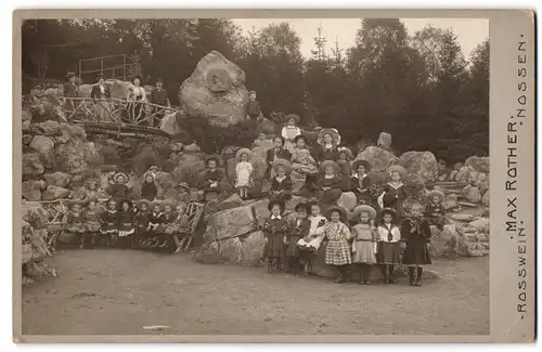 Fotografie Max Rother, Nossen, Ansicht Rosswein, kleine Schulmädchen am Bismarckplatz mit Denkmal