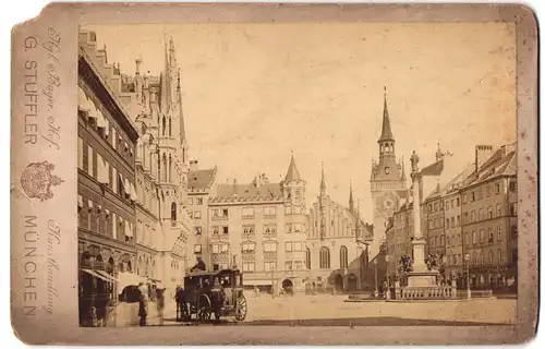 Fotografie G. Stuffler, München, Ansicht München, Marienplatz mit Kutsche, Denkmal und Kirchturm