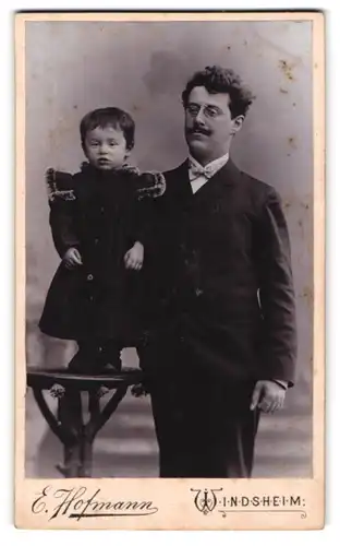 Fotografie E. Hofmann, Windsheim, Vater im Anzug mit Zwicker nebst Tochter auf Beistelltisch stehend