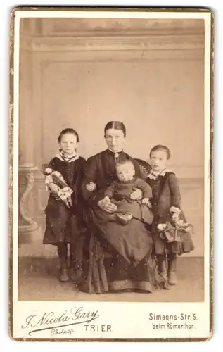 Fotografie J. Nicola Gary, Trier, Simeonsstrasse 5, Mutterglück, Mutter mit Kindern, Tochter mit Puppe